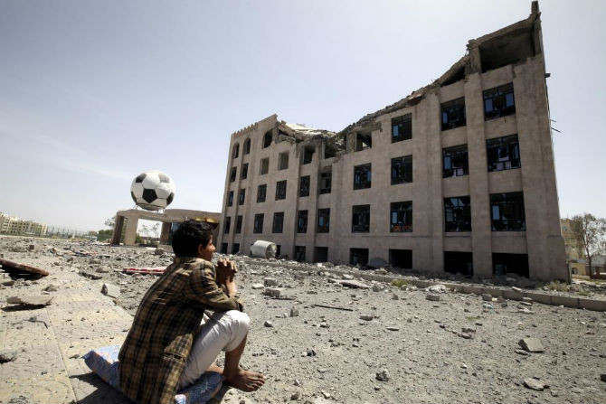 Tòa nhà của Hiệp hội Bóng đá Yemen bị phá hủy một phần trong cuộc không kích của liên quân Ả-rập tại Sanaa ngày 31/5.