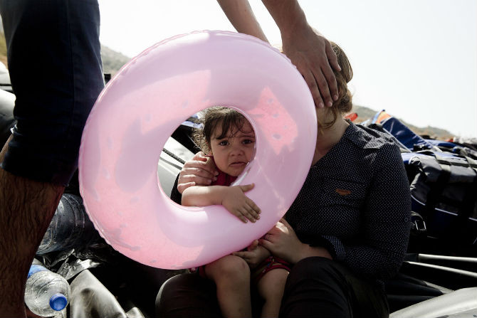 Bé gái tị nạn Syria mếu máo sau khi cả gia đình lên đảo Lesbos ngày 7/9.