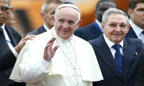 Trước đó, ngày 19/9, Giáo hoàng Francis đã có chuyến thăm lịch sử tới Cuba. Ảnh: Giáo hoàng Francis được Chủ tịch Cuba Paul Castro đón tiếp khi ông tới sân bay La Habana ngày 19/9.