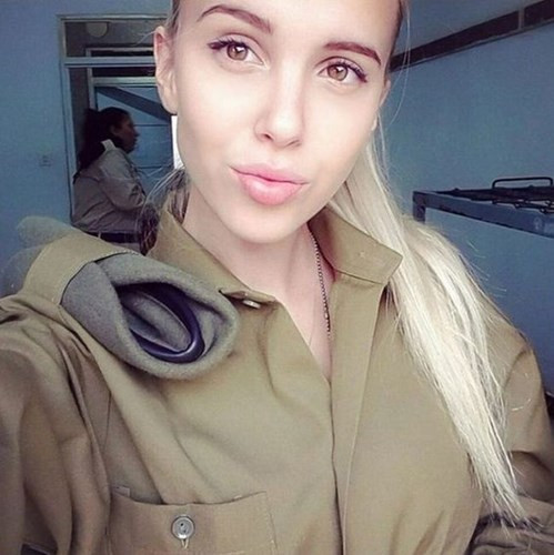 Maria Domark vẫn xinh đẹp rạng ngời trong bộ quân phục giản dị.