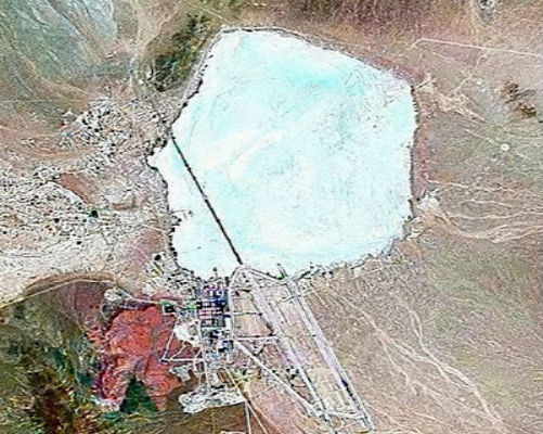 AREA 51 là tên một căn cứ quân sự bí mật của Mỹ nằm trên hoang mạc Nevada, cách Las Vegas, Mỹ, khoảng 130 km. Nhiều người tin rằng, các dự án tuyệt mật đang được thực hiện bên trong Khu 51 bí ẩn.
