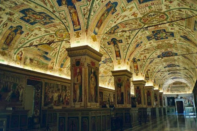 Kho lưu trữ mật của Vatican tập trung tất cả những tài liệu của Vatican từ thời Trung cổ cho tới nay. Kho lưu trữ này được gọi là tối mật vì nó thuộc sở hữu riêng của Giáo hoàng. Chỉ một số đối tượng mới được phép tiếp cận những tài liệu đó.