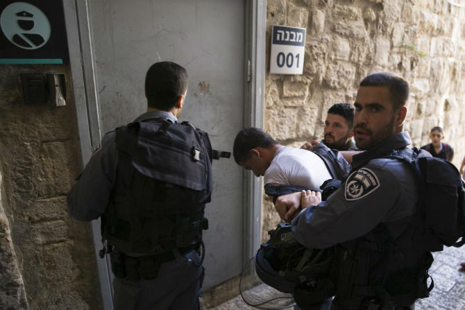 Cảnh sát Israel bắt giữ một người biểu tình Palestine ngày 28/9.