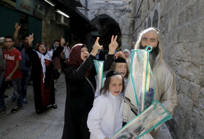 Hai bé trai Do thái bật khóc khi cùng cha và mọi người biểu tình phản đối việc chính quyền Israel can thiệp ở thánh đường al-Aqsa ngày 28/9.