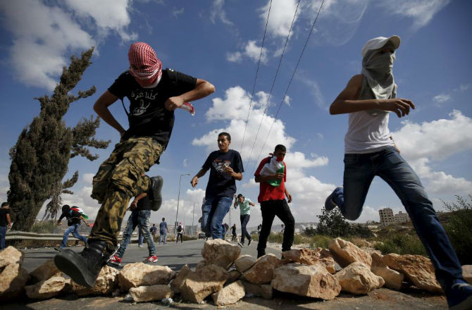 Người biểu tình Palestine bỏ chạy trong một cuộc đụng độ với binh sĩ Israel ngày 29/9.