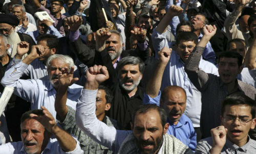 Nhà lãnh đạo tối cao Iran Ali Khamenei cho rằng, "những biện pháp không thích hợp" và "sự quản lý yếu kém" của chính quyền Ả-rập Xê-út đã gây ra thảm kịch. Ảnh: Người Iran biểu tình phản đối Ả-rập Xê-út.
