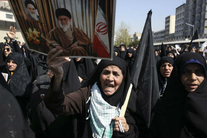 Hàng nghìn người Iran tuần hành tại Tehran ngày 25/9 trong một cuộc biểu tình phản đối Ả-rập Xê-út sau thảm kịch giẫm đạp chết người.