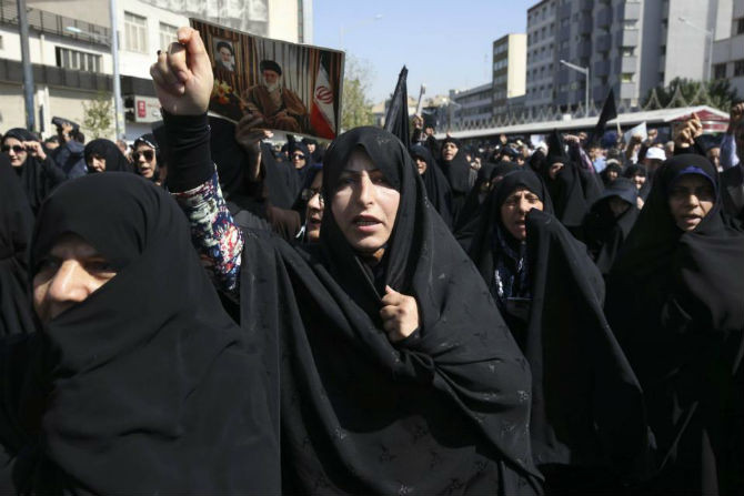 Họ mang theo bức hình nhà lãnh đạo tối cao của Iran Ayatollah Ali Khamenei cùng Ayatollah Khomeini - cố lãnh đạo cuộc Cách mạng Iran 1979 (góc trên) tuần hành trên đường phố Tehran ngày 25/9.
