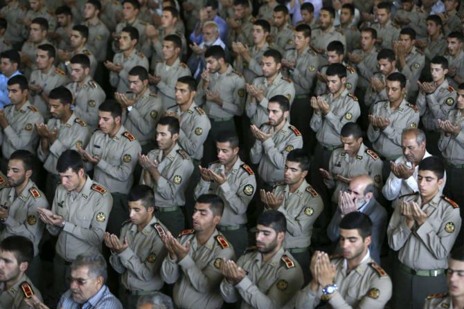 Các học viên quân đội Iran cầu nguyện tại khuôn viên trường đại học Tehran ngày 25/9.