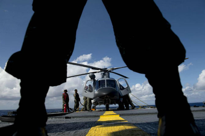 Hải quân Philippines đứng trước trực thăng Agusta Westland AW109 trong cuộc tập trận chung Mỹ - Philippines ngày 28/6/2014.
