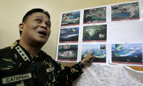 Tại cuộc họp báo ở Manila ngày 20/4/2015, Tổng tham mưu trưởng Các lực lượng vũ trang Philippines (AFP) Gregorio Pio Catapang chỉ vào một số bức ảnh cho thấy hoạt động xây dựng trái phép các cơ sở hạ tầng của Trung Quốc trên Biển Đông.