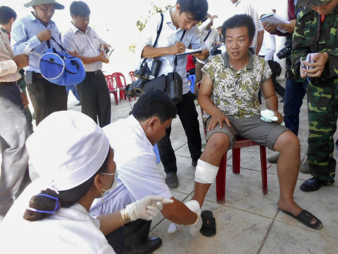 Một ngư dân Việt Nam được các bác sĩ điều trị vết thương sau khi con tàu của anh bị tàu Trung Quốc đâm chìm ngoài khơi đảo Lý Sơn ngày 29/5/2014.