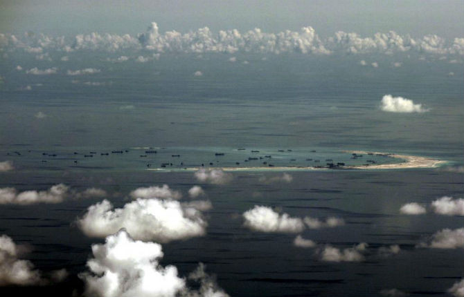 Một bức ảnh chụp từ máy bay quân sự Philippines ngày 11/5/2015 cho thấy Trung Quốc đang bồi đắp trái phép trên Đá Vành Khăn, quần đảo Trường Sa, Việt Nam.
