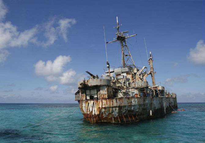 Bức ảnh chụp BRP Sierra Madre – một con tàu vận tải của Philippines - neo đậu tại Bãi Cỏ Mây, một phần của quần đảo Trường Sa thuộc chủ quyền của Việt Nam ngày 30/3/2014.
