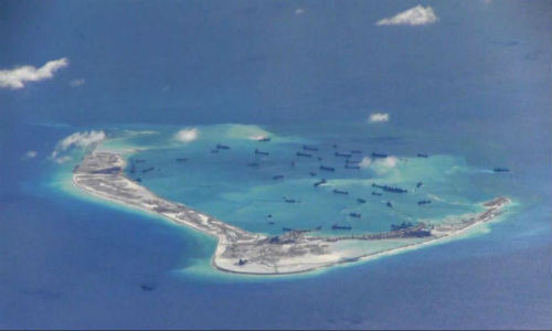 Hình ảnh từ video do máy bay tuần tra P-8A Poseidon ghi lại ngày 21/5/2015 cho thấy, tàu nạo vét Trung Quốc đang hoạt động trái phép ở Đá Vành Khăn trên quần đảo Trường Sa thuộc chủ quyền của Việt Nam trên Biển Đông.