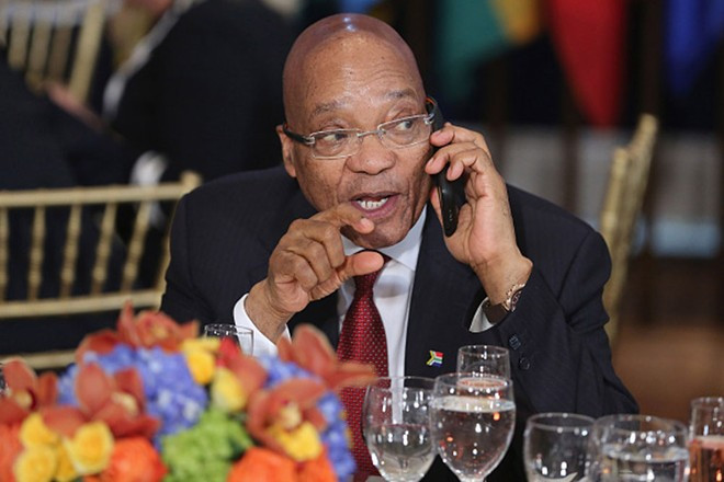 Tổng thống Nam Phi Jacob Zuma trả lời điện thoại khi đang dự tiệc.