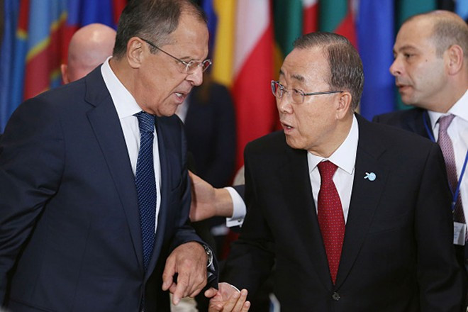 Tổng thư ký LHQ Ban Ki-moon và Ngoại trưởng Nga Sergey Lavrov (trái) trao đổi trong bữa trưa. Người đứng đầu LHQ cũng đến dự tiệc muộn. Do đó, màn gặp gỡ từng người của ông bị lùi giờ. Trong khi đó, nhiều nhà lãnh đạo đến sớm, họ tranh thủ trò chuyện với nhau.