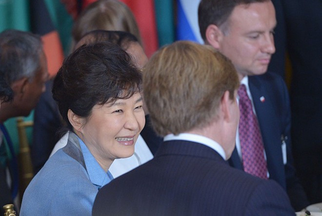 Tổng thống Hàn Quốc Park Geun Hye trên bàn tiệc. Các lãnh đạo đã vỗ tay khi Tổng thư ký Ban nói rằng: "Chỉ ở Liên Hợp Quốc mới có nhiều lãnh đạo đến từ các nền văn hóa, quan điểm khác nhau, ngồi chung bàn tiệc như hôm nay".