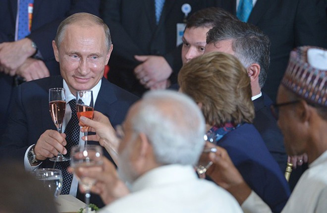 Tổng thống Putin nâng cốc với nguyên thủ quốc gia đến từ các nước.