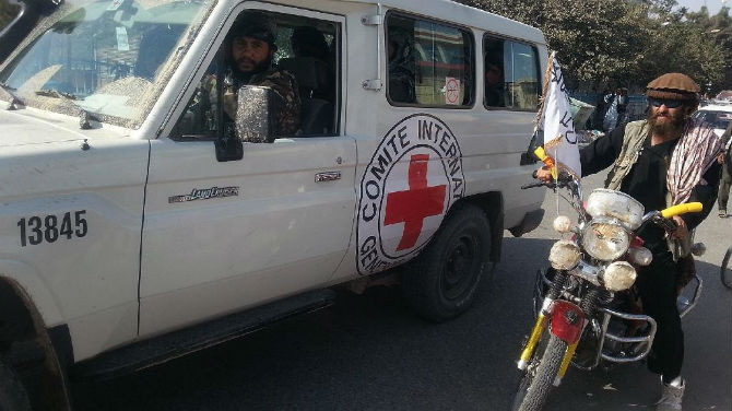 Một số chiến binh Taliban ngồi trong xe của Ủy ban Chữ thập đỏ quốc tế (ICRC) sau khi chiếm quyền kiểm soát thành phố Kunduz.