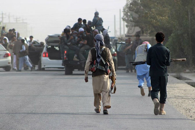 Lực lượng an ninh Afghanistan tập trung chuẩn bị cho cuộc chiến chống quân Taliban ở vùng đông bắc thành phố Kunduz ngày 28/9.