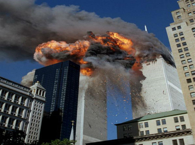 Ngày 11/9/2001, những tên không tặc đã cướp chiếc máy bay mang số hiệu 11 của hãng hàng không American Airlines và đâm vào tầng 93 đến 99 của tháp Bắc WTC, Tòa Tháp đôi Trung tâm Thương Mại Thế giới.