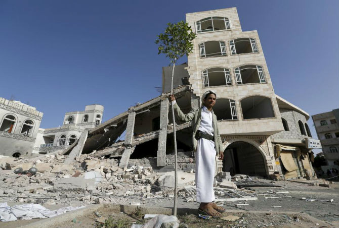 Các cuộc không kích của liên quân ngày 8/9 phá hủy một ngôi nhà ở thủ đô của Yemen.