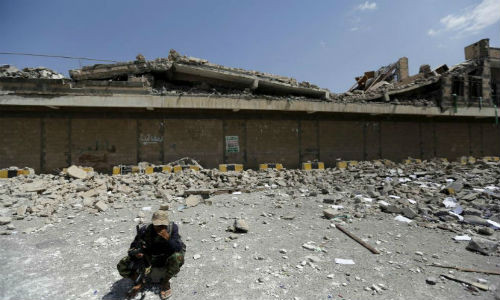 Các trụ sở của quân đội Yemen do lực lượng Houthi kiểm soát ở thủ đô Sanaa gần như bị phá hủy hoàn toàn sau cuộc không kích của liên quân ngày 16/9.