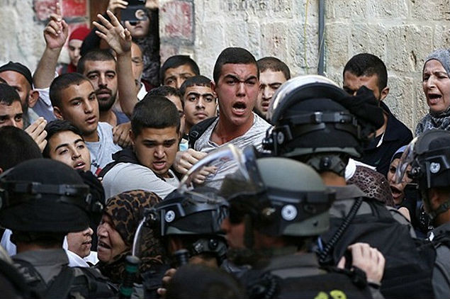 Còn Thủ tướng Israel Benjamin Netanyahu khẳng định cảnh sát nước này chỉ ngăn chặn các hành động bạo loạn.