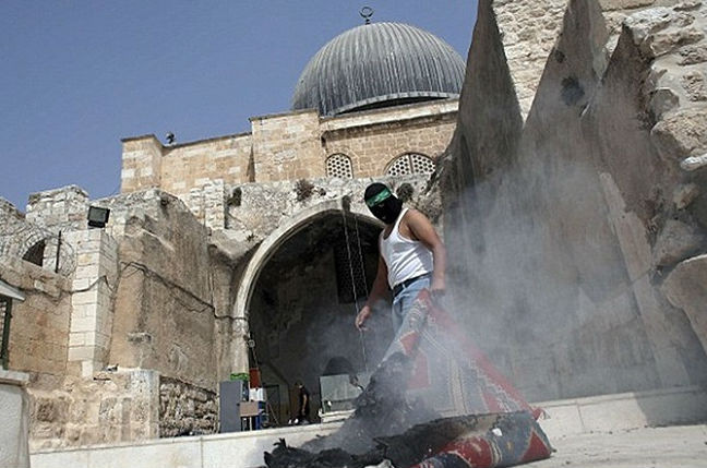 Người Palestine và cảnh sát Israel đụng độ đẫm máu tại khu đền thờ al-Aqsa ở Jerusalem hôm 13/9, chỉ ít giờ trước ngày đầu năm mới của lịch Do Thái.