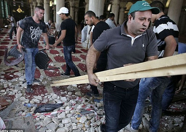 Trong khi đó, Thủ tướng Palestine, Mahmoud Abbas cho rằng đây là hành động tấn công người vô tộ.