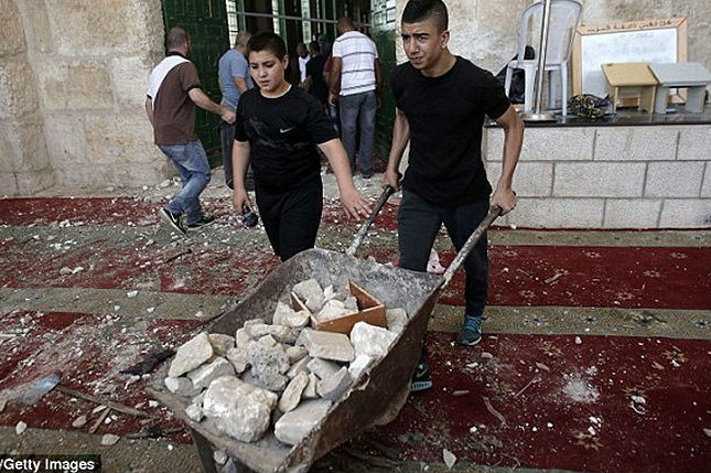 Những người dân Palestine được cho là đã tấn công các cảnh sát và dân thường Israel khác khi đến khu vực đền thờ này