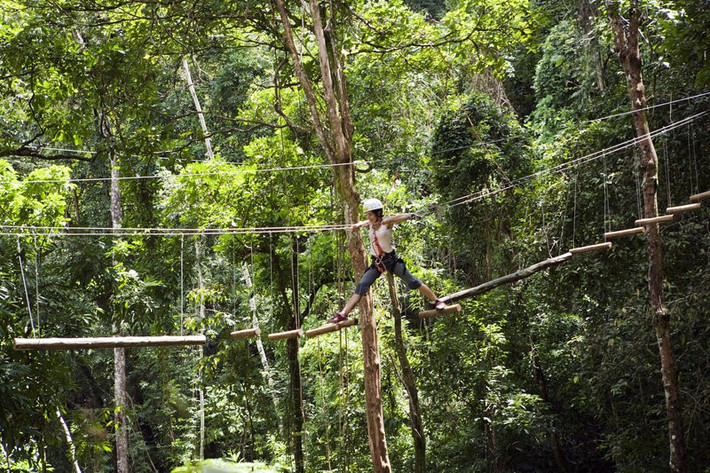 Cầu giữa rừng rậm, Pirenopolis, Brazil: Là một phần trong tuyến leo dây giữa rừng ở Pirenopolis, đoạn cầu này sẽ khiến du khách toát mồ hôi, bởi nơi đặt chân thực chất là những thanh gỗ đung đưa.