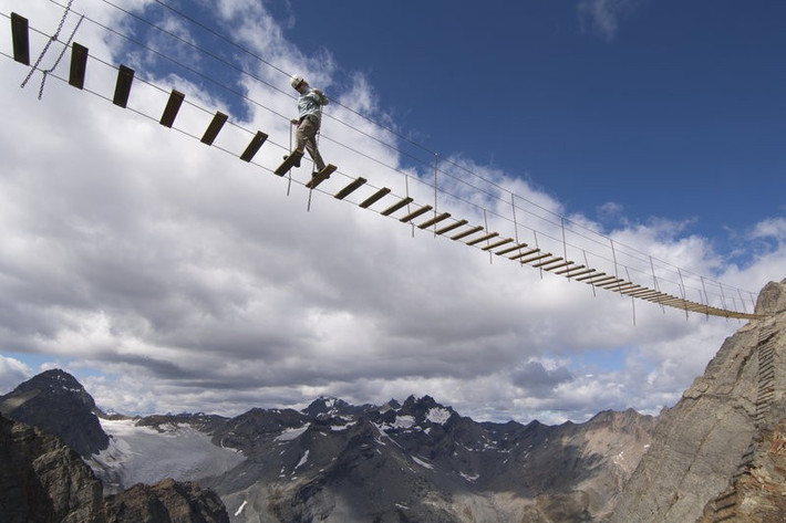 Cầu treo núi Nimbus, British Columbia, Canada: Để lên được đỉnh cao nhất của dãy Nimbus, du khách phải đi qua một cây cầu treo ở độ cao chóng mặt, trên phông nền là những ngọn núi phủ tuyết tuyệt đẹp và những con đại bàng bay ngang đầu.