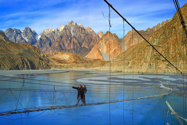 Cầu treo Hussaini, Pakistan: Không khó để du khách nhận thấy vì sao đây được coi là một trong những cây cầu nguy hiểm nhất hành tinh. Mỗi bước chân là một bước đánh cược với tử thần. Tuy nhiên, nơi này lại thu hút du khách ưa thử thách và muốn chiêm ngưỡng khung cảnh hùng vĩ nơi đây.