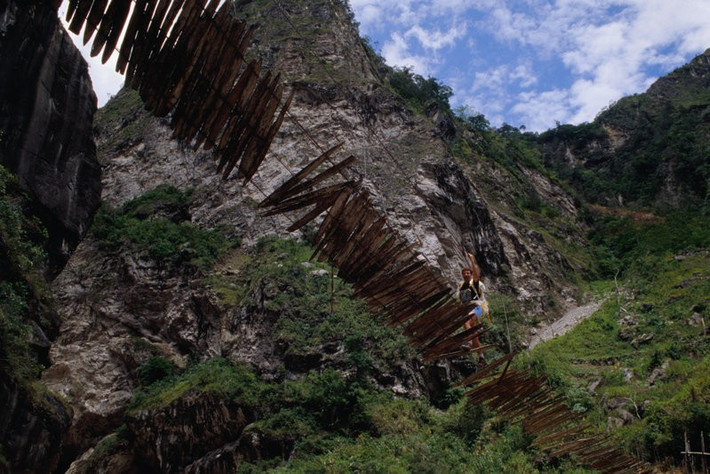 Cầu treo trên sông Baliem, Tây New Guinea: Cầu treo này không chỉ rất thô sơ mà còn có độ dốc lớn, khiến việc sang được bên kia bờ là cả một kỳ công.