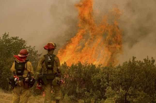 Ngày 12/9, bốn lính cứu hỏa đã bị bỏng độ 2 khi cố dập đám cháy Valley Fire tại hạt Lake, phía bắc California.