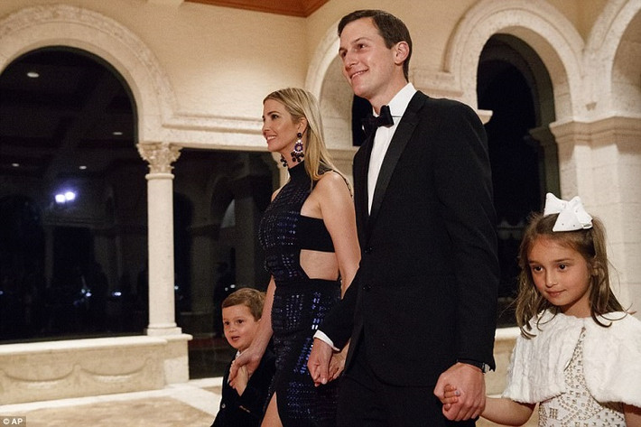 Các thành viên trong gia đình của ông Trump cũng đã có mặt tại bữa tiệc đêm Giao thừa mừng năm mới 2018. Ảnh: Con gái ông Trump, Ivanka, cùng chồng Jared Kushner, hai con Arabella và Joseph tới dự tiệc. Ảnh: AP.