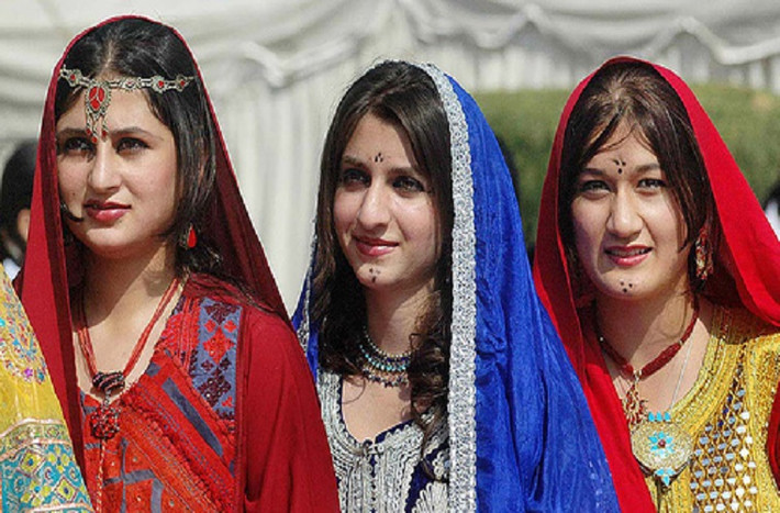 Ngày đầu năm mới, người dân Pakistan thường rắc phấn hồng tạo thành dòng chữ “Chúc mừng năm mới” ở bục cửa. Ảnh: Fanpop.com.