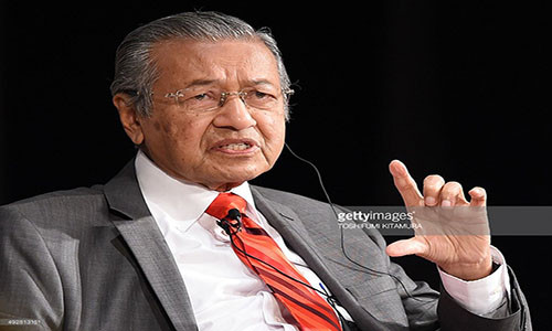 Ngày 16/7/1981, Mahathir bin Mohamad trở thành Thủ tướng thứ tư khi ông Hussein Onn nghỉ hưu. Được biết, ông Mahathir là Thủ tướng Malaysia đầu tiên xuất thân từ tầng lớp bình dân. Ảnh: Getty Images.