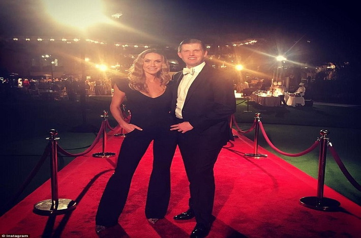 “Cảm ơn năm 2017. Xin chào năm 2018”, Lara viết trên mạng xã hội. Ảnh: Vợ chồng Eric Trump đứng trên thảm đỏ chụp hình lưu niệm. Ảnh: Instagram.