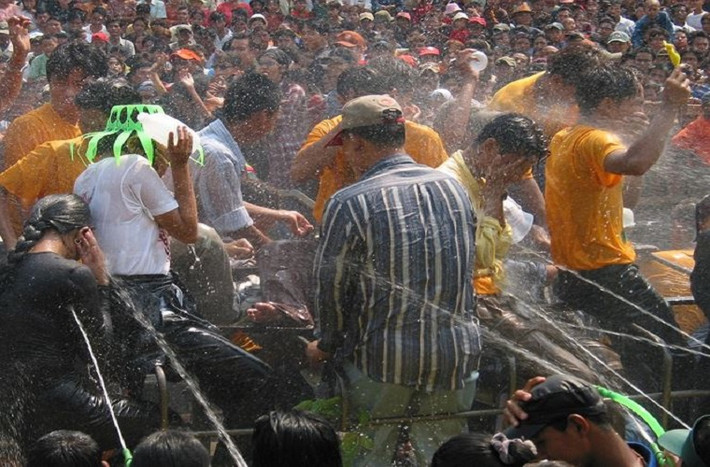 Người Myanmar gọi ngày Tết là Thingyan, kéo dài từ 13-17/4 Dương lịch. Vào ngày này, mọi người thường đứng “rình” người đi đường rồi hắt nước vào họ thay cho lời chúc mừng năm mới. Ảnh: Jeamwong.