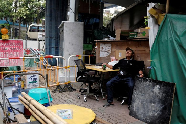 Do giá thuê nhà đắt đỏ nên ông Cheung buộc phải sống trong ngôi nhà tạm bợ này. Ảnh: Cheung ngồi uống bia dưới chân cầu.