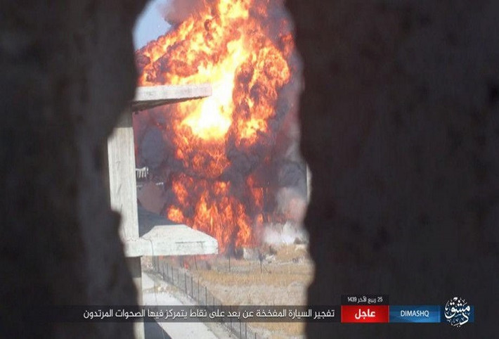 Khói lửa bốc lên ngùn ngụt trong cuộc giao đấu giữa IS và Jayash al-Islam tại Damascus. Ảnh: AMN.