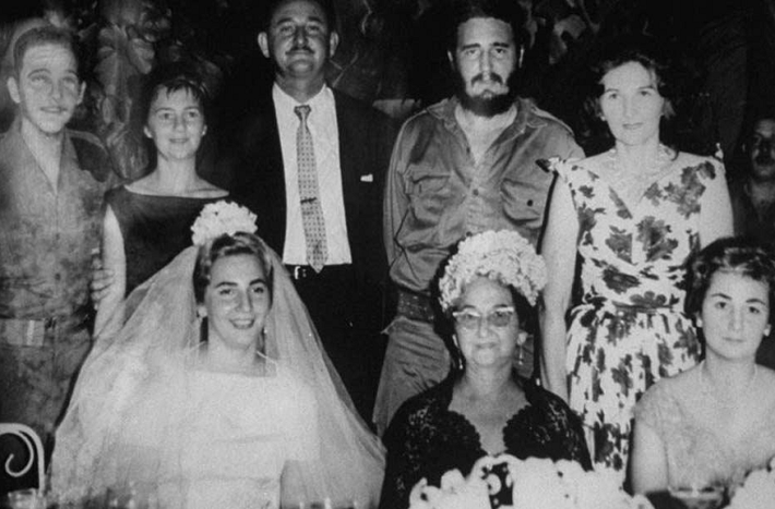 Lãnh tụ Cuba Fidel Castro dự đám cưới của em gái mình. Ảnh: Lee Lockwood.