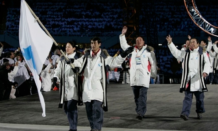Hình ảnh các vận động viên hai miền Triều Tiên diễu hành dưới một lá cờ tại Olympic mùa đông năm 2006. Ảnh: Reuters.