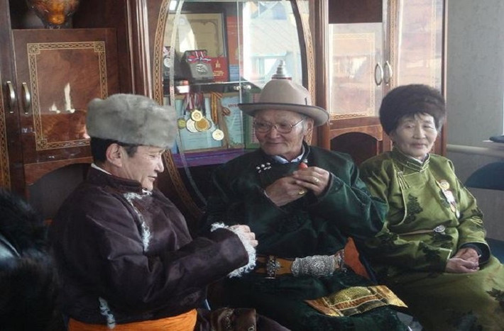 Vào dịp Tết, người Mông Cổ thường bán rượu và tặng nhau những món quà để cầu chúc một năm mới thịnh vượng, ấm no. Ảnh: khbayar0330.