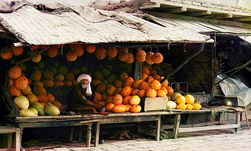 Một người bán hoa quả tươi tại chợ Samarkand.