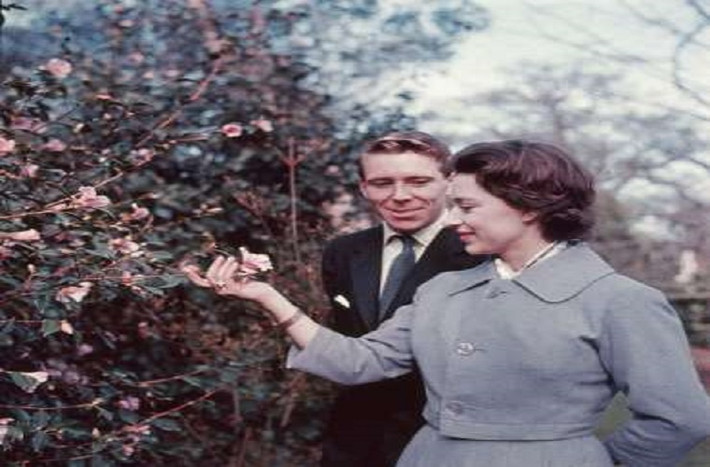 Công chúa Margaret và hôn phu, Antony Armstrong-Jones, trò chuyện tại khu vườn của Royal Lodge vào ngày họ thông báo đính hôn năm 1960. Ảnh: Getty.