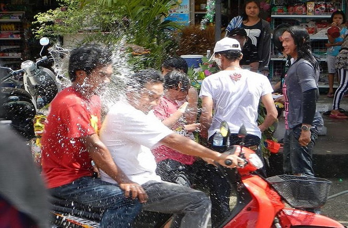 Phong tục đón Tết cổ truyền của Thái Lan nổi tiếng với lễ hội té nước Songkran mừng năm mới. Ảnh: Pattaya Unlimited.